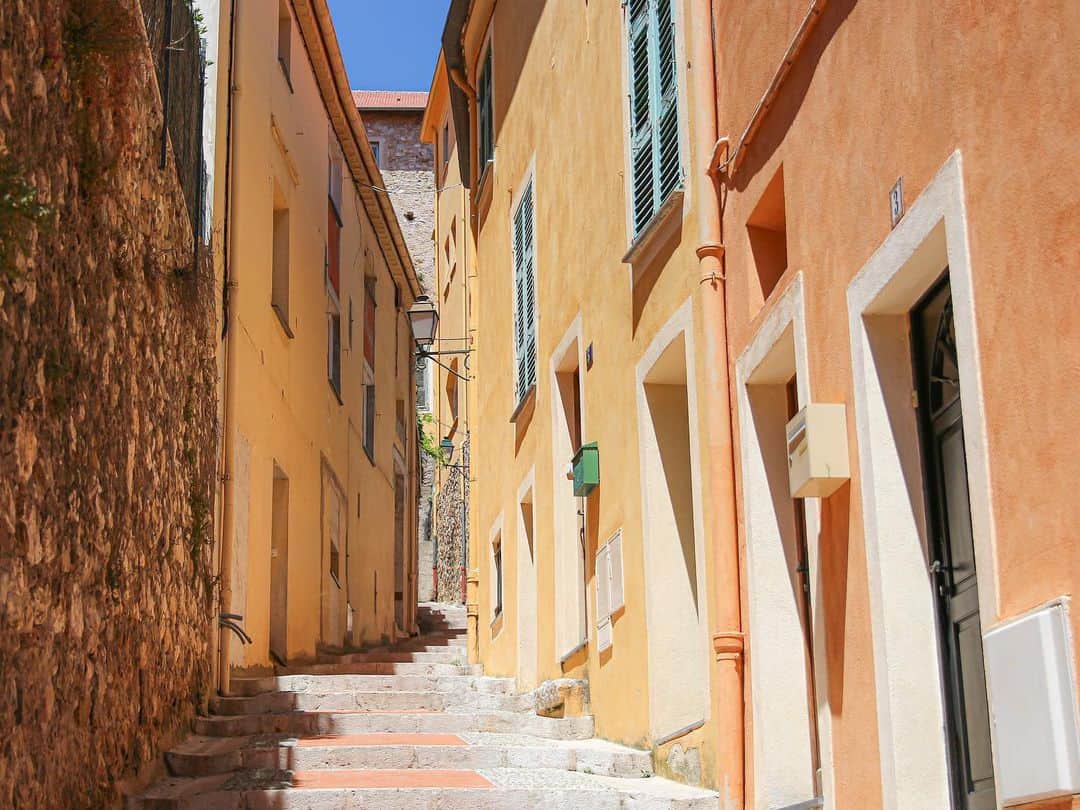 田島知華さんのインスタグラム写真 - (田島知華Instagram)「【France🇫🇷Menton】The town of Menton and the Cote d'Azur from the hill. Menton is on the border with Italy, where you can enjoy both the atmosphere of France and Italy. In the summer you can see the beautiful sea. イタリアとの国境にあるフランスの街、マントン。 先日のアンケートで南フランスのリクエストも多く頂きました！ありがとうございます😊 . 一枚投稿が続いていたので今日は街の様子がわかる写真をたくさん載せちゃいます。 . ヨーロッパも少しずつ移動の緩和がされているようですが、まだまだ心配…。海外旅行するにはもうちょっと我慢が続きそうですね💦 . 訪れたその日から街並みや人の雰囲気、食事など全てが私好みで大好きになった南フランスの街。暖かい気候を思い出して写真だけでも癒される☺️早く行きたいな。 Copyright © TAJIHARU _ #たじはるトリップ #TAJIHARU_france #フランス #コートダジュール #マントン #ヨーロッパ #女子旅 #旅ガール #カメラ女子 #フランス旅行 #南仏 #france #southfrance #cotedazur #côtedazur #cotedazurnow #provence #menton #europe #igerseurope #igersfrance #topeuropephoto #topfrancephoto #visitfrance #beautifuldestinations #wonderful_places #beautifulplace」6月4日 19時46分 - haruka_tajima