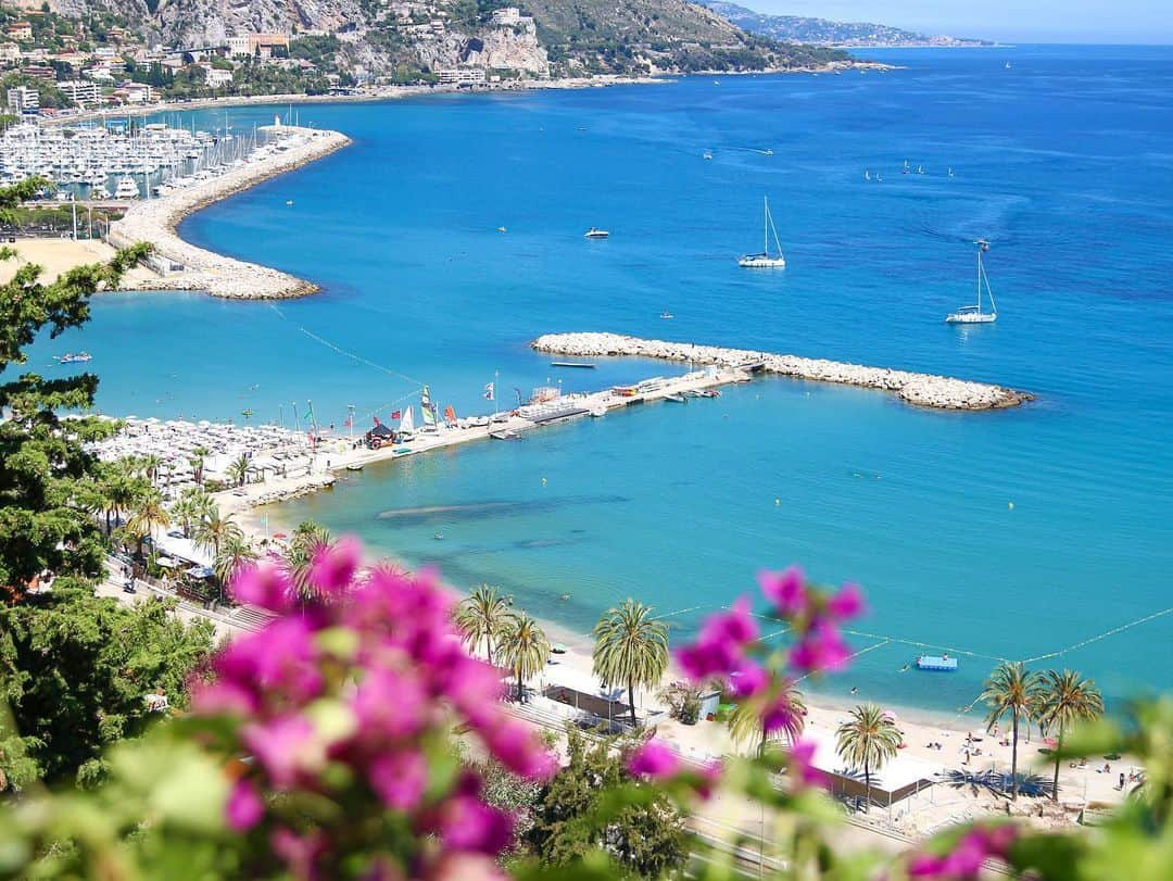 田島知華さんのインスタグラム写真 - (田島知華Instagram)「【France🇫🇷Menton】The town of Menton and the Cote d'Azur from the hill. Menton is on the border with Italy, where you can enjoy both the atmosphere of France and Italy. In the summer you can see the beautiful sea. イタリアとの国境にあるフランスの街、マントン。 先日のアンケートで南フランスのリクエストも多く頂きました！ありがとうございます😊 . 一枚投稿が続いていたので今日は街の様子がわかる写真をたくさん載せちゃいます。 . ヨーロッパも少しずつ移動の緩和がされているようですが、まだまだ心配…。海外旅行するにはもうちょっと我慢が続きそうですね💦 . 訪れたその日から街並みや人の雰囲気、食事など全てが私好みで大好きになった南フランスの街。暖かい気候を思い出して写真だけでも癒される☺️早く行きたいな。 Copyright © TAJIHARU _ #たじはるトリップ #TAJIHARU_france #フランス #コートダジュール #マントン #ヨーロッパ #女子旅 #旅ガール #カメラ女子 #フランス旅行 #南仏 #france #southfrance #cotedazur #côtedazur #cotedazurnow #provence #menton #europe #igerseurope #igersfrance #topeuropephoto #topfrancephoto #visitfrance #beautifuldestinations #wonderful_places #beautifulplace」6月4日 19時46分 - haruka_tajima