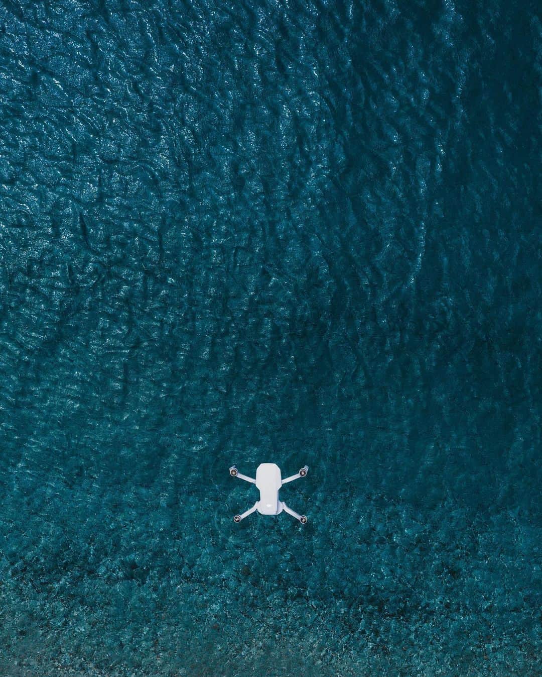 shinichi38のインスタグラム：「﻿ ﻿ Fly over the blue 🚁﻿」