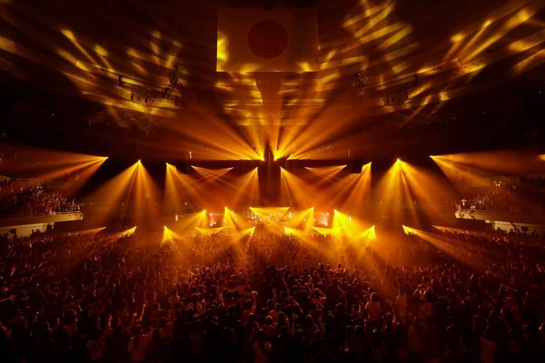 ORANGE RANGEのインスタグラム：「ヒット曲オンパレード、一夜限りのコラボライブが6月6日 20時よりYouTubeプレミア公開  アルバム5作品の歴代ツアー映像公開の第四弾は、結成15周年を記念したバンド史上初の47都道府県ツアー「ORANGE RANGE LIVE TOUR 016-017 ～おかげさまで15周年! 47都道府県 DE カーニバル～」のセミファイナルとして、2017年2月25日に一夜限りのコラボで繰り広げられた日本武道館公演。ヒット曲満載のセットリストで披露された圧巻のライブパフォーマンスには、アニバーサリーを盛り上げるべく、二松學舍大学附属高等学校吹奏楽部、K、岡峰光舟(THE BACK HORN)、有松益男(BACK DROP BOMB)、男鹿 なまはげ太鼓、琉球國祭り太鼓、Kuboty(ex. TOTALFAT)といった様々なゲストが集結。2016年リリースのコラボベストアルバム『#縁盤』に収められた"縁"が、目に見える形で表現された映像作品をYouTubeでプレミア公開。ぜひ視聴予約をしてご覧ください。  ORANGE RANGE LIVE TOUR 016-017 〜おかげさまで15周年! 47都道府県 DE カーニバル〜 2020年6月6日(土) 20:00〜 @youtube プレミア公開 https://youtu.be/b2ehqmCF0bc ※6月13日(土)までの期間限定公開となります。 #ORANGERANGE #47都道府県DEカーニバル #YouTubeDEカーニバル #二松學舍大学附属高等学校吹奏楽部 #K #岡峰光舟(#THEBACKHORN) #有松益男(#BACKDROPBOMB) #男鹿なまはげ太鼓 #琉球國祭り太鼓 #Kuboty(ex. #TOTALFAT) @orangerange_official」