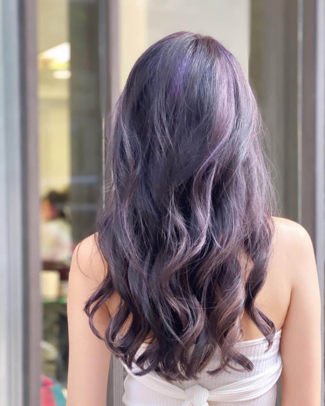 リタ（瑞塔兒）さんのインスタグラム写真 - (リタ（瑞塔兒）Instagram)「深髮色好喜歡💜💜💜 這次做了一個大工程～挑了很喜歡的歐美染✨是灰紫色!!!!很期待洗完髮的顏色♥️ 當然還有使用超強歐拉護髮～讓我就算漂完頭髮也變不會毛毛的🔥 我的髮型師永遠讓我驚艷 @nicochen3.8 ✌🏻」6月4日 19時52分 - love_ritakao