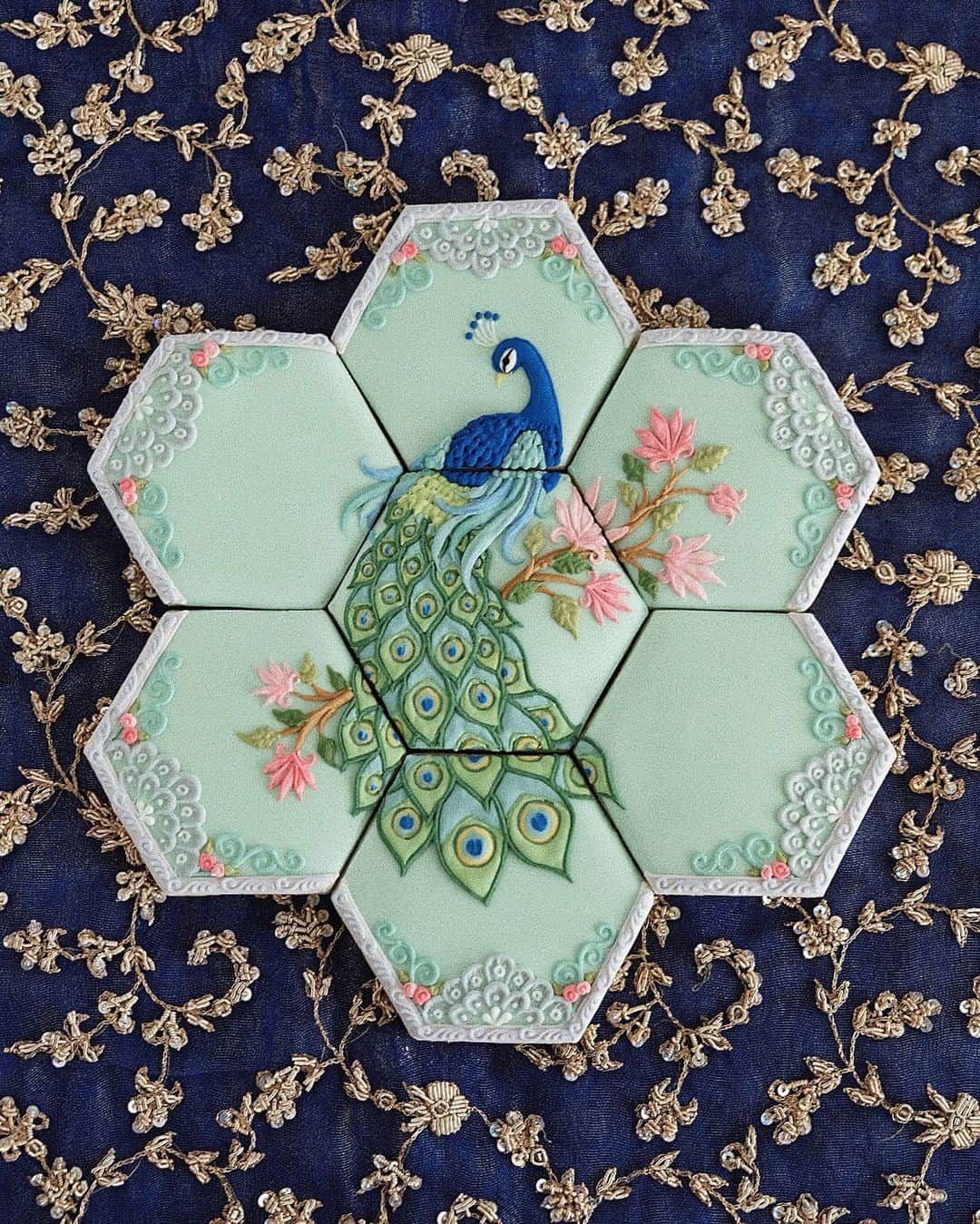 KUNIKAのインスタグラム：「Peacock puzzle cookies 🦚﻿ ﻿ 少し前のインスタライブで作った孔雀のパズルクッキー。﻿ 次はなんの動物にしようかなぁ。﻿ 白鳥🦢？蛇🐍？フラミンゴ🦩？それとも...﻿ 🐅→🦚→ ??? ﻿ ﻿ #artofkunika」