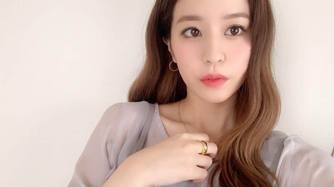 望月京奈のインスタグラム：「🌿..﻿ ﻿ ﻿ ﻿ ﻿ 指が華奢に見えて、﻿ お気に入りのリング💍﻿ ﻿ 可愛い💓 最近こればっか付けてる🧡﻿ ﻿ ﻿ ﻿ #daughtersjewelry﻿ #daughters #リング #指輪 #アクセサリー #accessory #ring﻿ #ゴールド #gold #18k﻿ ﻿」