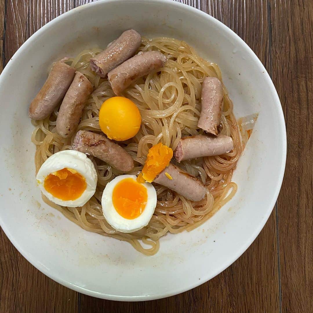 小田幸平のインスタグラム：「盛岡冷麺❗️冷麺にみえるかな❓ゆで卵、ソーセージ入れてみました。#盛岡冷麺#愛媛マンダリンパイレーツ#中日ドラゴンズ#読売ジャイアンツ#晩ごはん#はげch」
