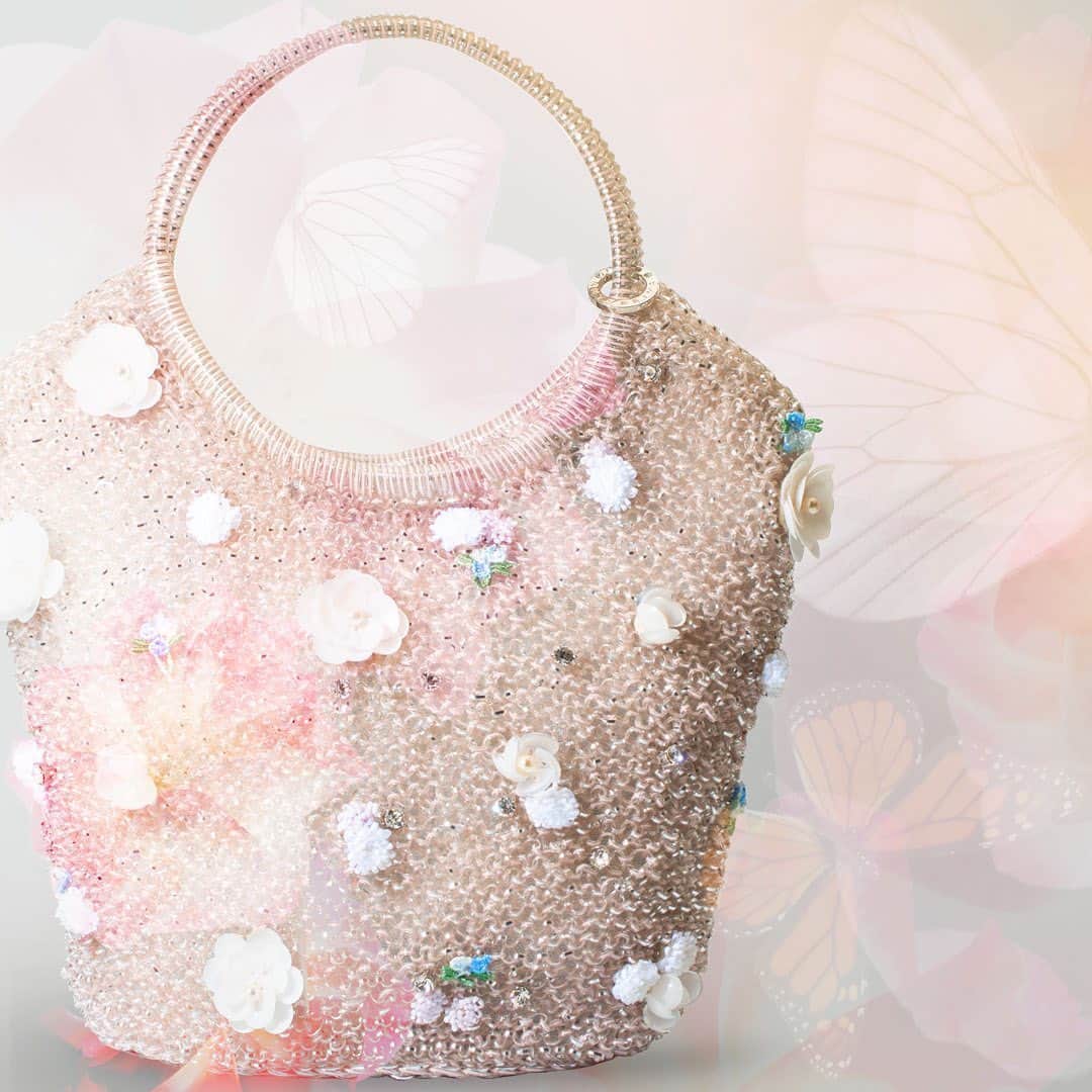 のインスタグラム：「⠀ It’s #BugDay! Embellished with white and blue flowers, our #FLOREALE #WIREBAG is no wonder the cutest touch to epitomize the romantic vibe of flower blossom. ⠀ ⠀ #SpringSummer2020 #WIREBAG #Classic #Style #Fashion #Italian #Luxury #InstaBag #Design #Lifestyle #Urban #Handcraft #アンテプリマ #패션 ⠀」