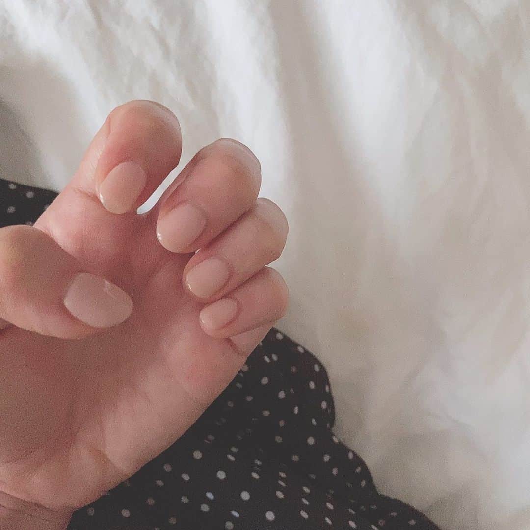 のインスタグラム：「♡ . 久しぶりにネイルをしたんだ☺︎ 撮影用に派手じゃないのにしたくて ぜんぶこのピュアピュアな ヌーディカラー🍼 . 気に入っている、、、！ . . @merenature_tenjin . いつもありがとうございます♡ . . #ネイル#ピュアネイル#赤ちゃんネイル#ヌーディカラー#ジェルネイル」