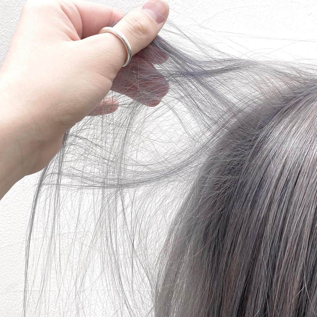 Yuki Uedaさんのインスタグラム写真 - (Yuki UedaInstagram)「プラチナシルバー♡﻿ ﻿ ブリーチでどれだけ綺麗なベースを作れるかが🗝﻿ ﻿ ﻿ #東京#青山#表参道#渋谷#原宿#前髪カット#ヘアアレンジ#アディクシーカラー#インナーカラー#アクセサリーカラー#ヘア#グラデーション#イルミナカラー#ハイトーンカラー#ケアブリーチ#シルバーカラー#プラチナカラー#美容室#くすみカラー#髪質改善#ハイトーン#美容師#yukinghair#ofhair#머리스타그램#패션스타그램#염색#탈색#发型#染髮﻿﻿」6月4日 20時27分 - yuking615