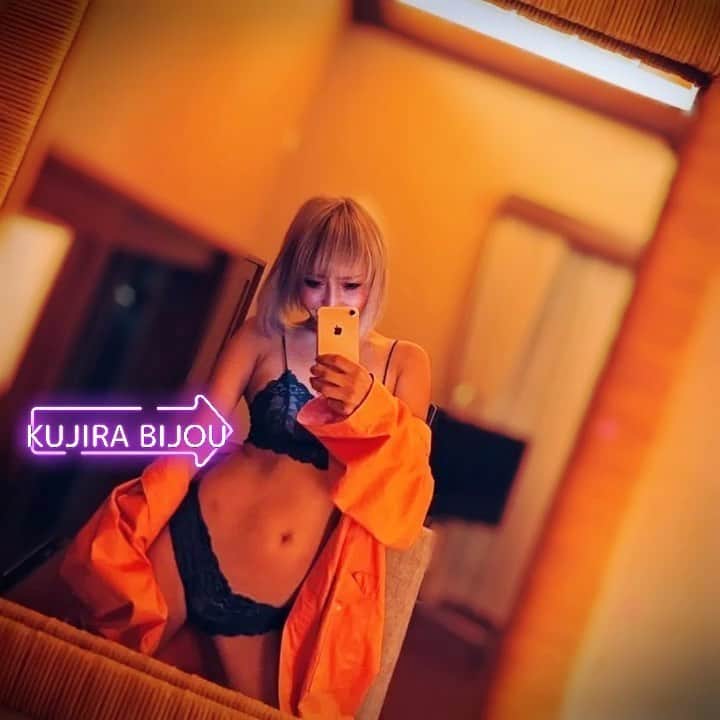 のインスタグラム：「. @mami_kujirabijou ✖︎ @pantybar_official . .  ノンワイヤーなのに 着心地いいしcuuuute💗⚡️💗 .  肌黒くして赤きたい❤️ .  #kujirabijou #lingerie #love #cute #pantybar #girlgang」