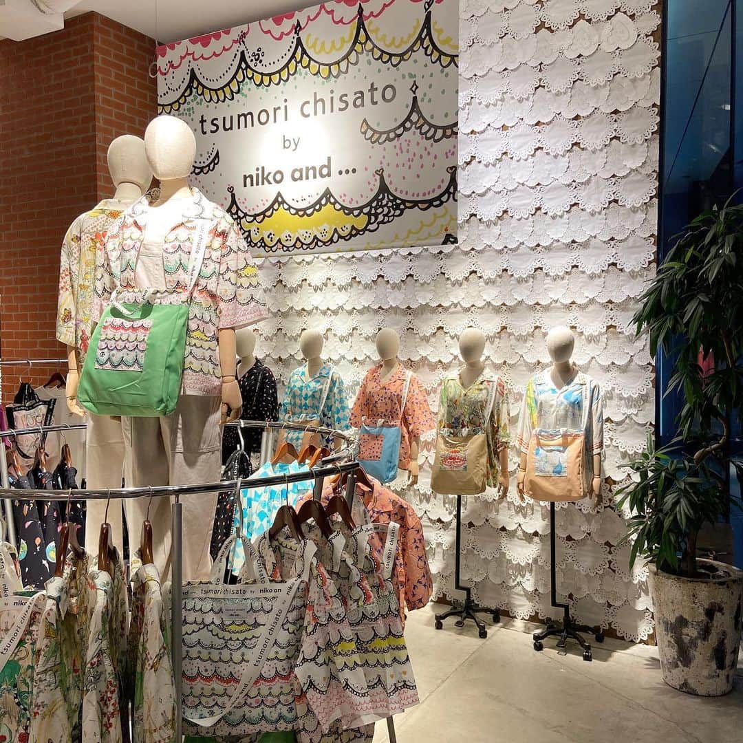 ニコアンドさんのインスタグラム写真 - (ニコアンドInstagram)「【tsumori chisato by niko and ... 】﻿ ﻿ 明日より tsumori chisato by niko and ... が先行発売致します！﻿ ﻿ tsumori chisato by niko and ... は﻿ デザイナー津森千里のアーカイブの中から、﻿ niko and ... のために選んだ柄を使用した﻿ スペシャルなコラボレーションラインです。﻿ ﻿ ＊バックプリントT ¥3,900(+tax)﻿ ＊コットンシャツ ¥6,900(+tax)﻿ ＊レーヨンシャツ ¥6,900(+tax)﻿ ＊プリントワンピース ¥8,600(+tax)﻿ ﻿＊トートバッグ 2,900(+tax)  弊社オンラインストアーの【.st】も﻿ 合わせてご確認くださいませ。﻿ ﻿ TOP(@nikoandtokyo )﻿ ﻿ #nikoand #nikoandtokyo #harajuku #jingumae #tokyo #東京 #japan #日本 #渋谷 #原宿 #表参道 #shibuya #明治神宮前 #omotesando #tokyotrip #東京観光 #ニコアンド #ニコアンドトーキョー #菅田将暉 #小松菜奈 #であうにあう #ツモリチサト #tsumorichisato #コラボアイテム」6月4日 20時23分 - nikoandtokyo