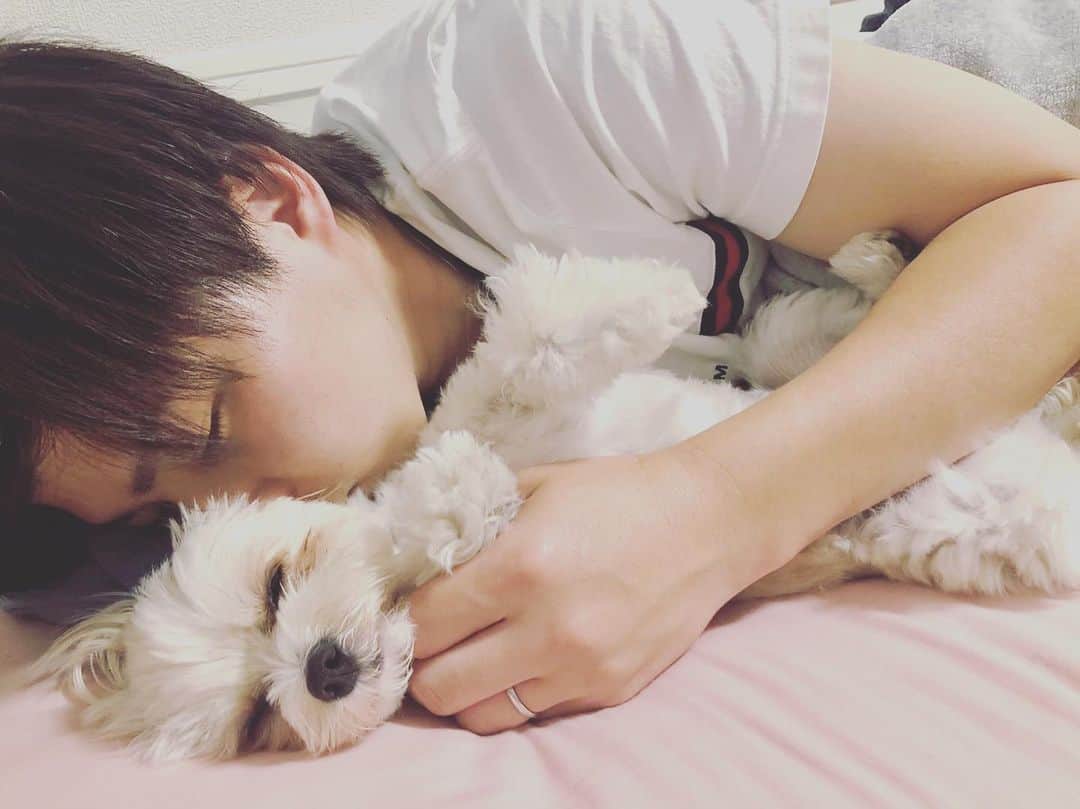 山本湧のインスタグラム：「仕事おわりー。 明日は有給！ いやあ疲れた...1杯やろ🙃」