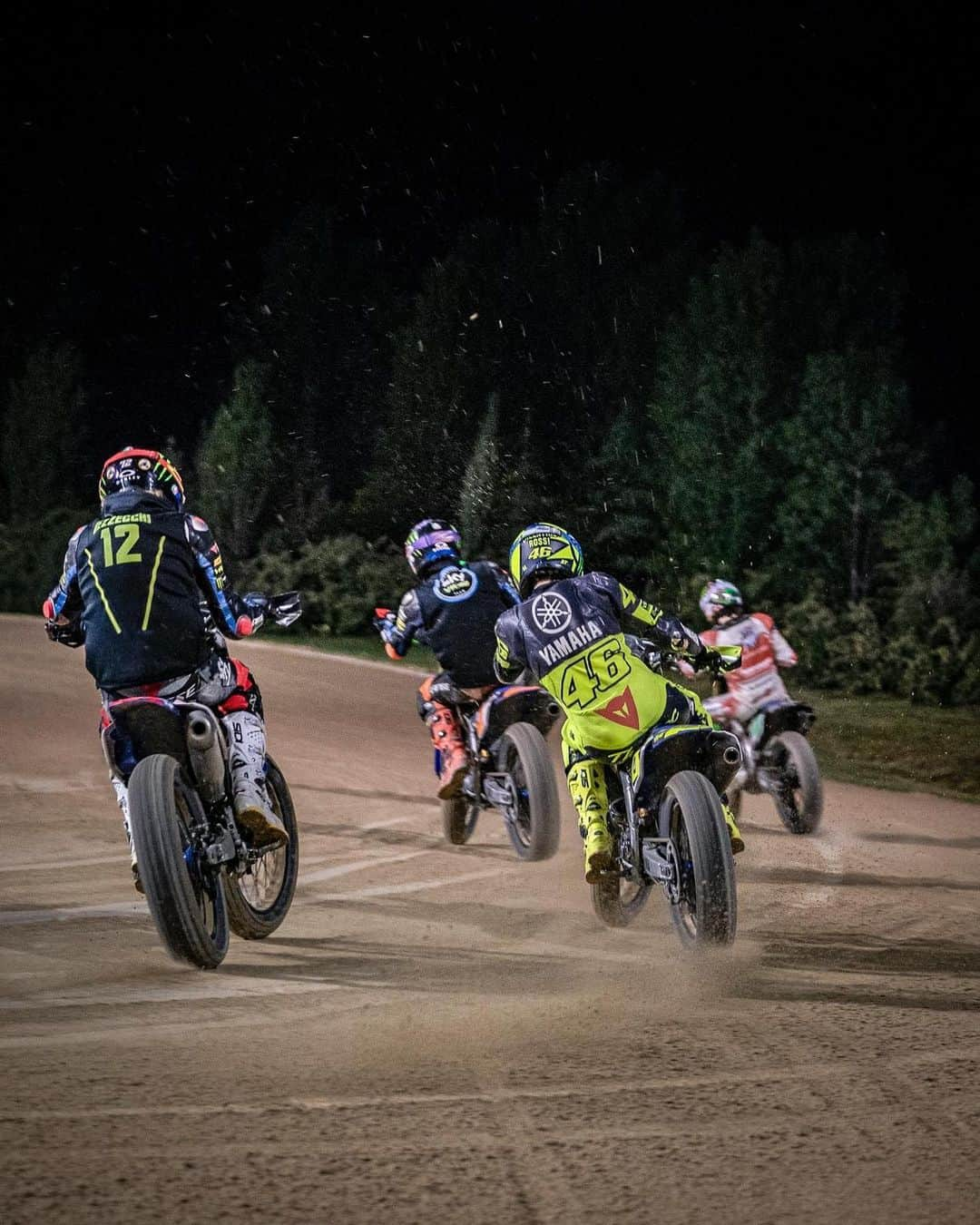 バレンティーノ・ロッシさんのインスタグラム写真 - (バレンティーノ・ロッシInstagram)「Ranch by night 🌙 @vr46ridersacademyofficial 📸 @camilss」6月4日 20時35分 - valeyellow46