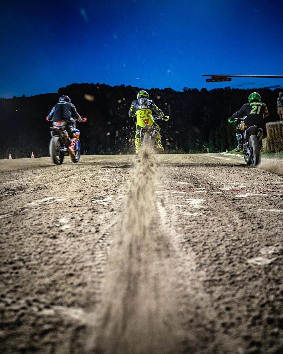 バレンティーノ・ロッシさんのインスタグラム写真 - (バレンティーノ・ロッシInstagram)「Ranch by night 🌙 @vr46ridersacademyofficial 📸 @camilss」6月4日 20時35分 - valeyellow46