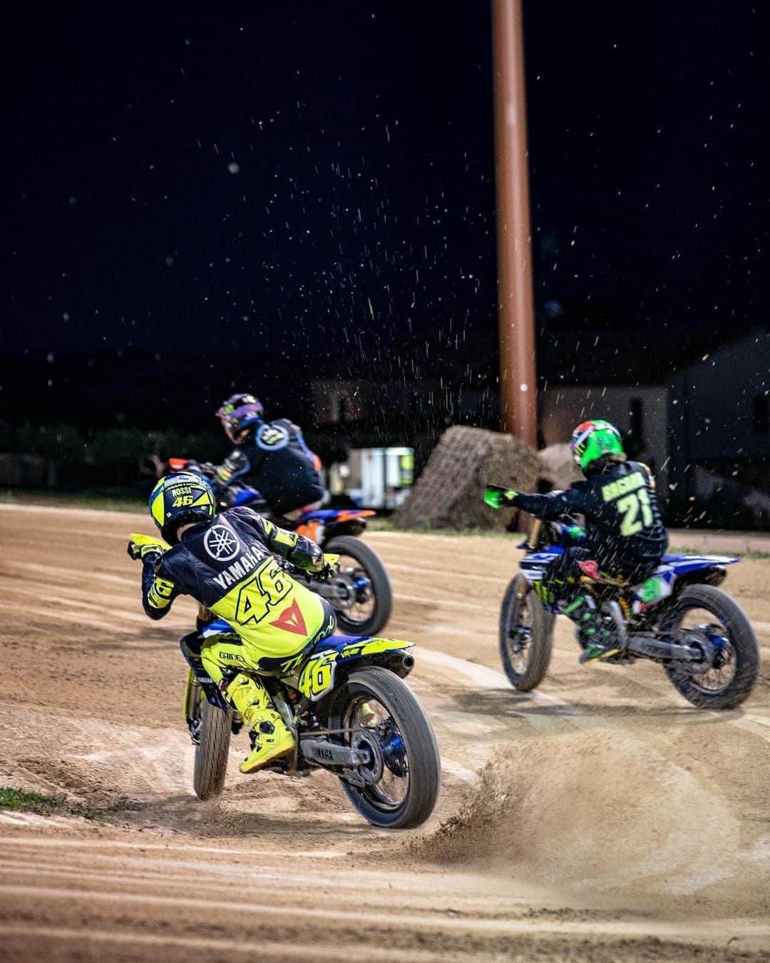 バレンティーノ・ロッシさんのインスタグラム写真 - (バレンティーノ・ロッシInstagram)「Ranch by night 🌙 @vr46ridersacademyofficial 📸 @camilss」6月4日 20時35分 - valeyellow46