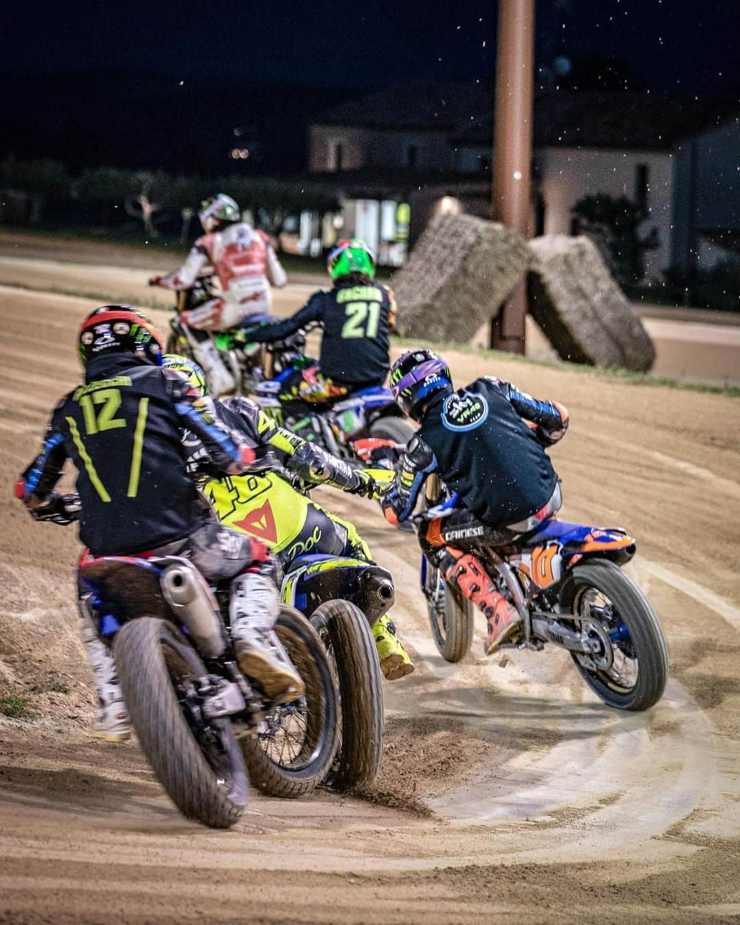 バレンティーノ・ロッシさんのインスタグラム写真 - (バレンティーノ・ロッシInstagram)「Ranch by night 🌙 @vr46ridersacademyofficial 📸 @camilss」6月4日 20時35分 - valeyellow46