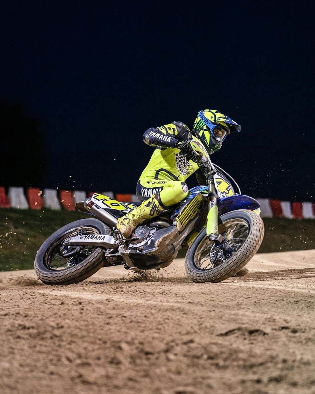 バレンティーノ・ロッシさんのインスタグラム写真 - (バレンティーノ・ロッシInstagram)「Ranch by night 🌙 @vr46ridersacademyofficial 📸 @camilss」6月4日 20時35分 - valeyellow46