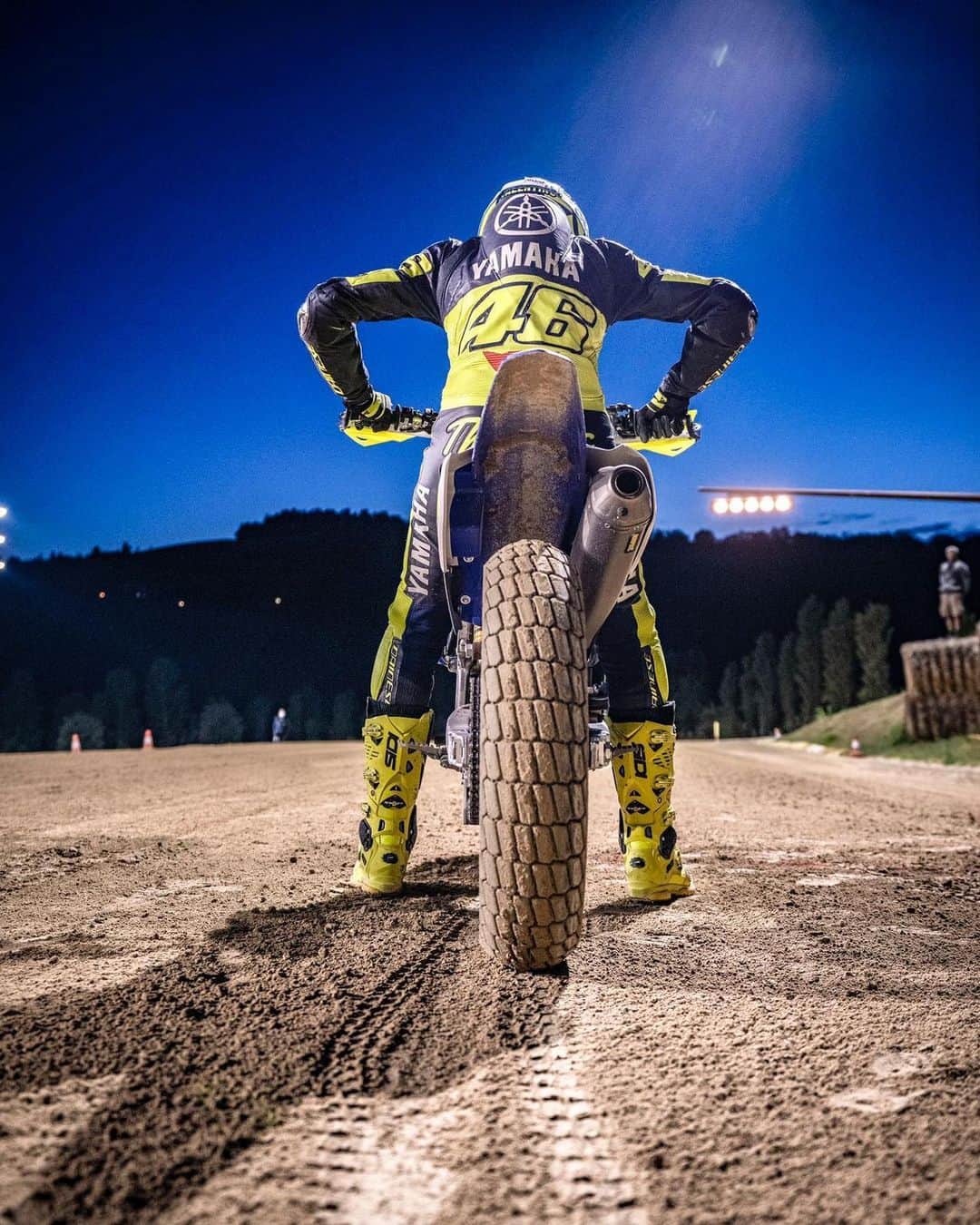 バレンティーノ・ロッシのインスタグラム：「Ranch by night 🌙 @vr46ridersacademyofficial 📸 @camilss」