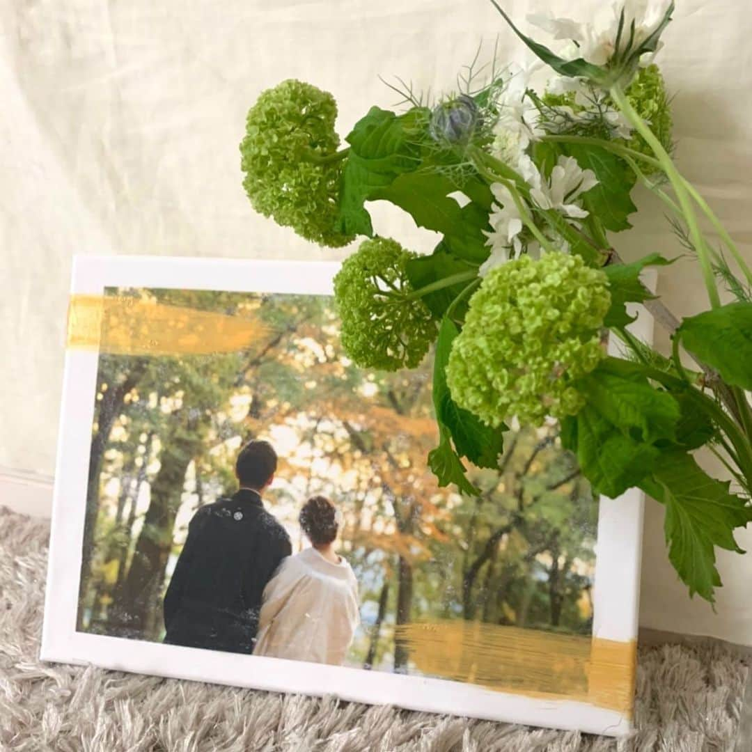 ARCH DAYS Weddingsさんのインスタグラム写真 - (ARCH DAYS WeddingsInstagram)「キャンバスボードと前撮り写真で簡単にできる！ウェルカムボードの作り方をご紹介🕊✨﻿ ﻿ ﻿ -----﻿ ﻿ ﻿ ▽このCOLUMNを見るにはストーリーズをチェック﻿ ﻿ ﻿ -----﻿ ﻿ ﻿ ▽ARCH DAYSトップページはこちらから☑️﻿ @archdays_weddings﻿ プロフィールのリンクから👰🏻﻿ ﻿ ▽バースデー・ベビーシャワーなどの情報を見るなら💁🎉﻿ @archdays﻿ ﻿ ﻿ -----﻿ ﻿ ﻿ ARCH DAYSに会員機能ができました💁‍♀️﻿ ﻿ 気になる記事や写真をクリップして、もっと便利に！自分だけのページを作れます📎﻿ ﻿ また、会員登録をしてマイページからパートナーを招待すれば、2人でイメージを共有可能に♩﻿ ﻿ ﻿ -----﻿ #archdays #archdays_wedding #アーチデイズ #アーチデイズウェディング #archdays花嫁 #ウェルカムボード #ウェルカムボード手作り #ウェルカムボードdiy #結婚式手作り #結婚式diy #花嫁手作り #花嫁diy #プレ花嫁手作り #プレ花嫁diy #花婿diy #ウェディング手作り #ウェディングdiy #ウエディングdiy  #ウェルカムスペース #ウェルカムスペース装飾 #ウェルカムスペース手作り #ウェルカムスペースアイテム #ウェルカムスペースdiy #ウェルカムスペースイメージ #ウェルカムスペース準備 #ウェルカムスペースグッズ #プレ花嫁 #卒花嫁 #おうち時間を楽しむ #おうち時間をもっと楽しく﻿ -----﻿ https://archdays.com/column/2020/06/04/58616﻿ -----」6月4日 20時27分 - archdays_weddings