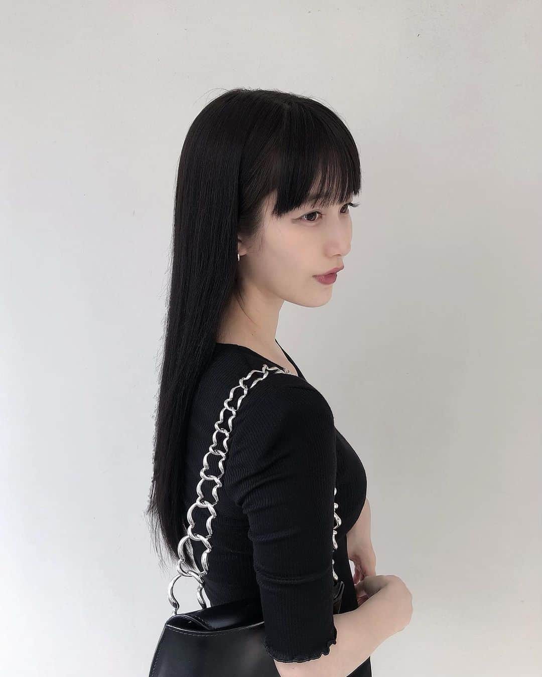 のインスタグラム：「🖤 ． Black hair color Thank you @shinnosuke_suwa  Hair treatment Thank you @ogawa_yuya_ @restart.bigami  Tops @modeforme_official 胸元の変形具合が可愛い🤤デコルテが綺麗に見えるねっ」