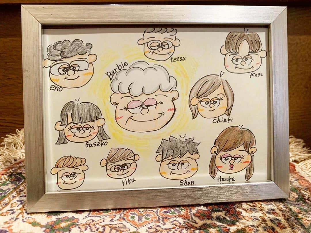 のインスタグラム：「- おばぁの周りには自然と人が集まる👵🏻💕 最高でもあるけど最恐でもある。 - 受け継いだのは、頑固と短気と骨盤の広さ🍑 - #人生の通信簿 All 5です！！ #絵にも手を出し始めました #おうち時間　#似顔絵　 #テイストはカールじいさん #雑さも愛嬌 #2020年パーマおばぁ #2001年アフロおばぁ」
