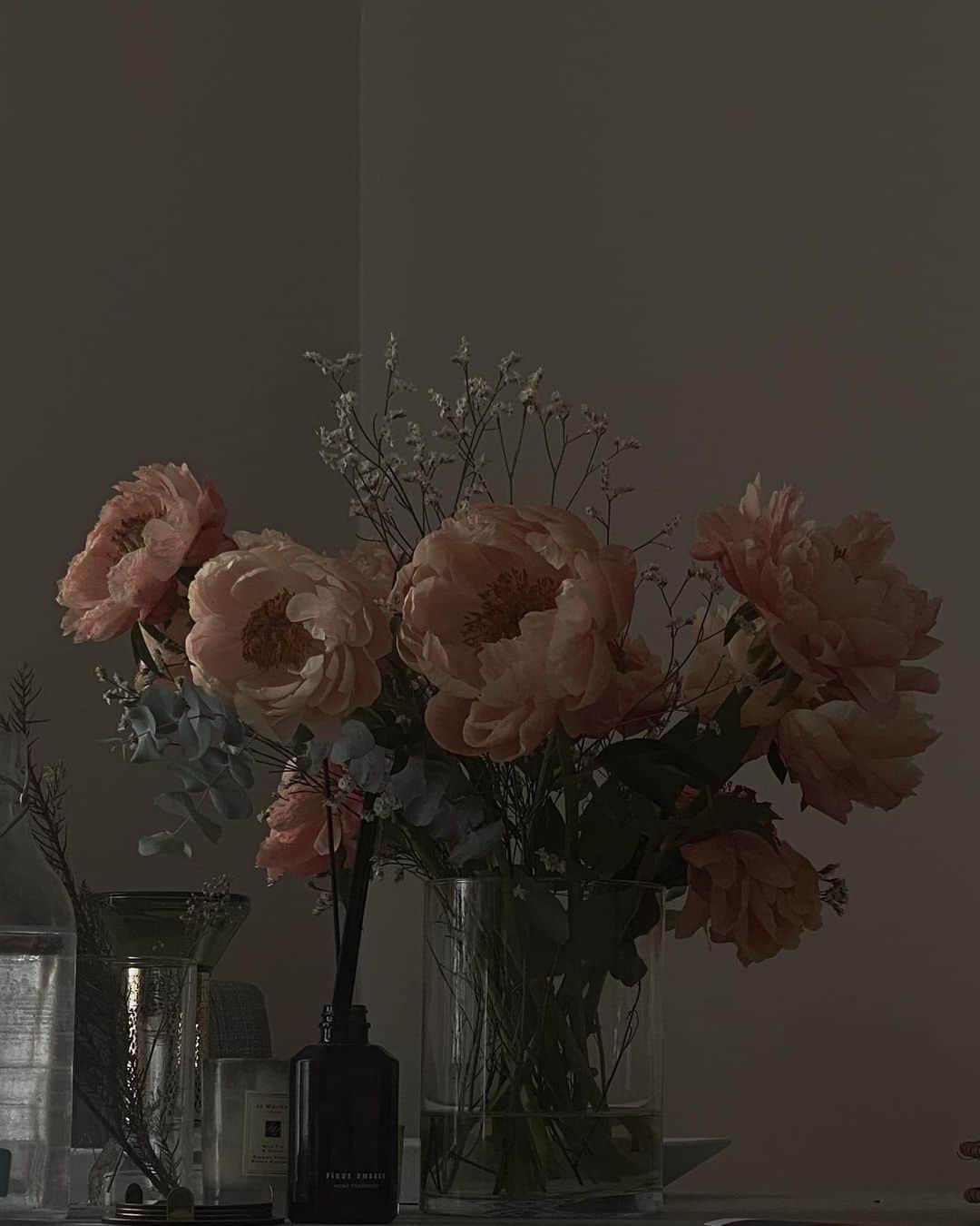 エレオノーラ・カリシのインスタグラム：「In the world of flowering thoughts there is never enough •」