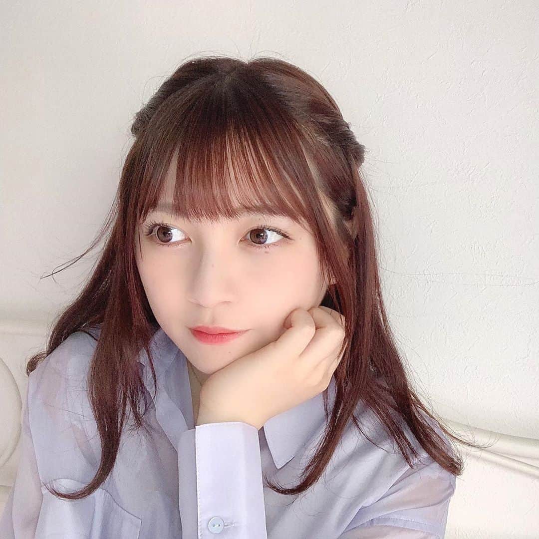 廣川奈々聖のインスタグラム：「ひとめぼれしたシャツ、、🐈🌷🥛 ﻿ ﻿ ﻿ ﻿ #シアーシャツ#シャツコーデ﻿#春夏コーデ#ootd#ヘアアレンジ#ねじりアレンジ#todayscode#ラベンダーカラー」