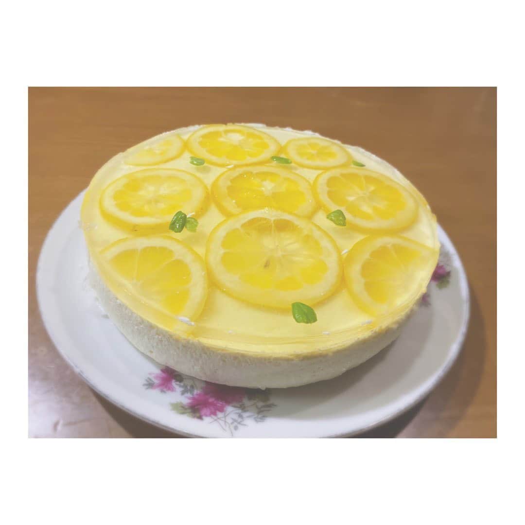 尾島早都樹のインスタグラム：「丸かじりするくらい大好きな檸檬🍋 . 一度作ってみたかったレシピで レアチーズケーキに🧀！ . 完成して思わず「おおぉ！」って なるくらいこれはかわいい😂❣️ . 〜実家感溢れる大皿に乗せて〜 . . #チューリップテレビ #アナウンサー #おうち時間  #レモンチーズケーキ  #ケーキ作り #lemon #檸檬」