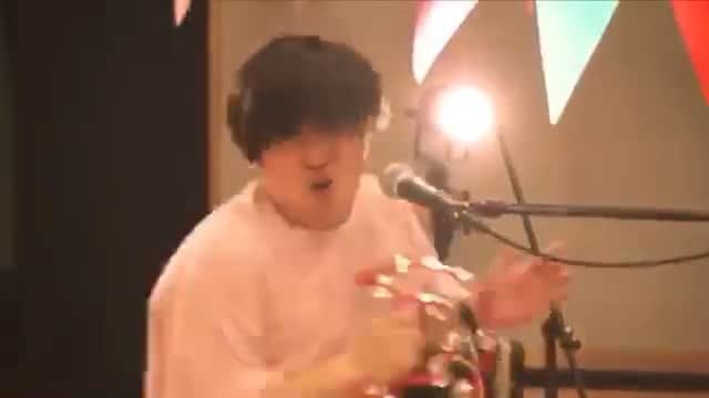 関取花のインスタグラム：「先日の配信ライブ #家で五線譜 から「カメラを止めろ！」📸荒ぶるサムネからの、銅鑼からの、痩せた私までのショート動画です。  でもイントロのドラムinからかっこいいから是非フルで見てほしいんだな！ @dosukoi87 のリンクから飛べます🔗 アーカイブは6/7 23:59 まで！！」