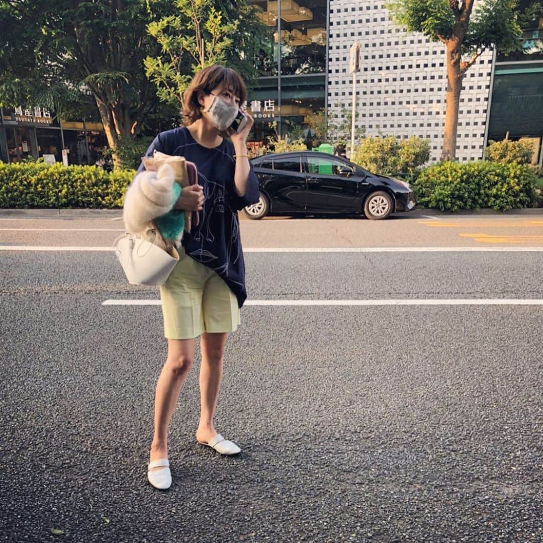 風間ゆみえのインスタグラム：「久しぶりのショートボトムは 、自分に似ているような気がして(笑)セレクトした刺繍Tシャツとともに@gyre_omotesando にオープンしたばかりの@cibone_tokyo でお買い物したもの。 @naoko_sugihara お杉ちゃん、気に入ってるよ♡  今日も乗り切った！  オンラインサロンオープンに向けて忙しない日々、心を失わないようにしっかりハートを暖かくして邁進しております。  #オンラインサロン #SALON_Y #7月オープン  ps.... イベントなどでお会いした皆さまには、1月、3月オープン予定とお伝えしていましたね… 大変ながらくお待たせしておりますが、ようやくかたちになってまいりました✨😊 近々、Instagram Liveなどでもお伝えしたいと思っております！  #yumie_k_style」