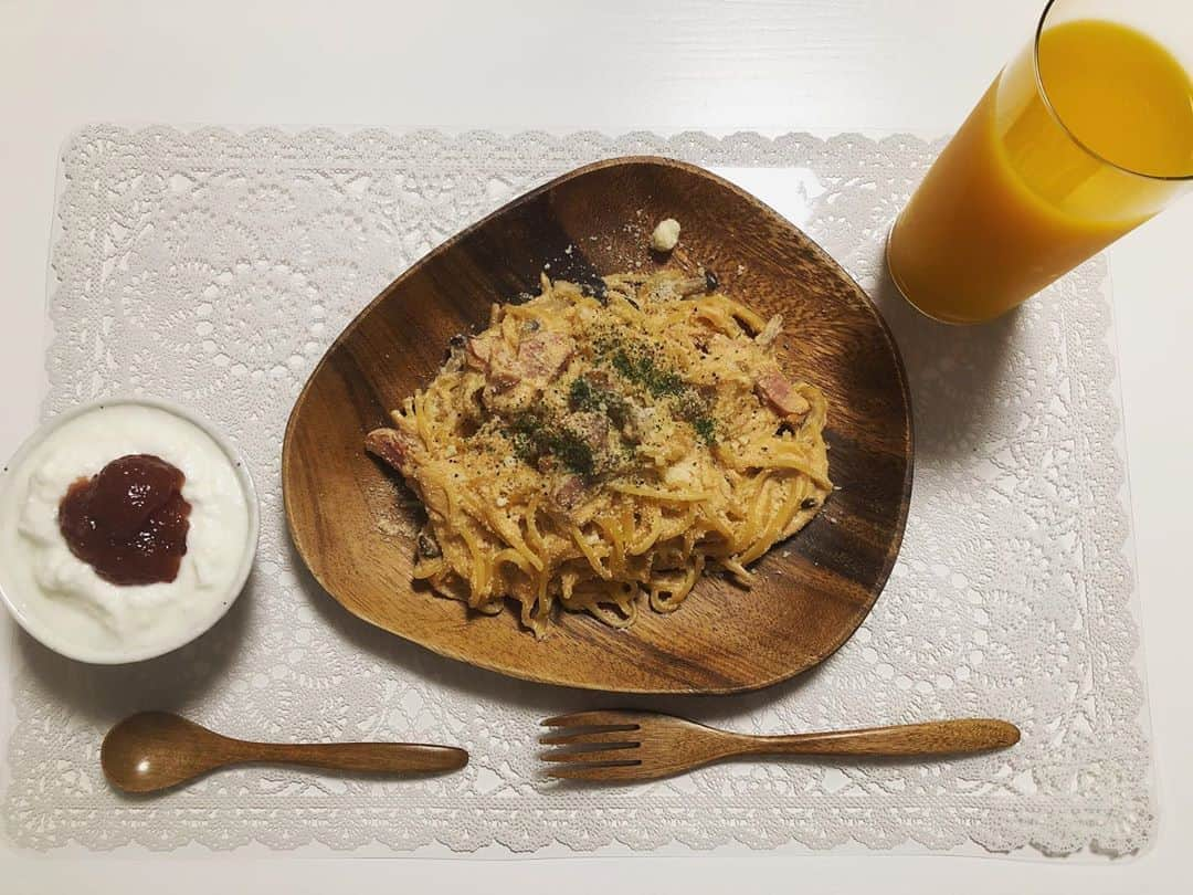 宇都宮まきさんのインスタグラム写真 - (宇都宮まきInstagram)「今日の朝ごはん🥞は✨ クリームっぽいパスタ🍝だったょ😍 隠し味は✨ そんだけしか入れへんのならもう入れん方がまっしやんってぐらい少量🤏の明太子だょ㊗️🌽 やっぱ隠し味は✨ 隠れていなくっちゃね😘 でも✨夜になって考えても✨ 何で明太子をあんな少しだけ入れたのか分からない状態だょ🥰 突発性のものだったみたぃ😍🎉🍉 あなた不思議ね🥳🤞👩‍🦳 今日は✨麺しか食べないチャレンジだったから✨ お昼はうどんで👴 夜はパッタイだったょ😻 あっ🤣まじ知らんがな⁉️😹 聞かれてもないのにメニュー発表するまきピー✨まじワカチコ〜😻🤞❣️ じゃあね😇 バィバーイ＼(^o^)／」6月4日 20時56分 - utsunomiyamaki