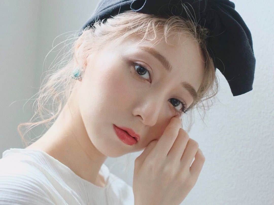 松尾 瞳のインスタグラム：「. 妊娠とコロナの流行が重なって 撮影数ヶ月間行ってなくて、 最近は写真撮られる事と言えばお家で 佑記と撮影する時くらいだから (髪とメイクがメインなので写っても上半身のみ) 行けるようになった時には 全身のポージングできなくなってないか とっても心配、、（笑） . カチコチかもしれない、、、（笑） . #メイク #ヘアアレンジ #ターバン #ターバンアレンジ #ハイトーン #一眼レフ #FUJI #📷 #この日のメイクお気に入り💄」