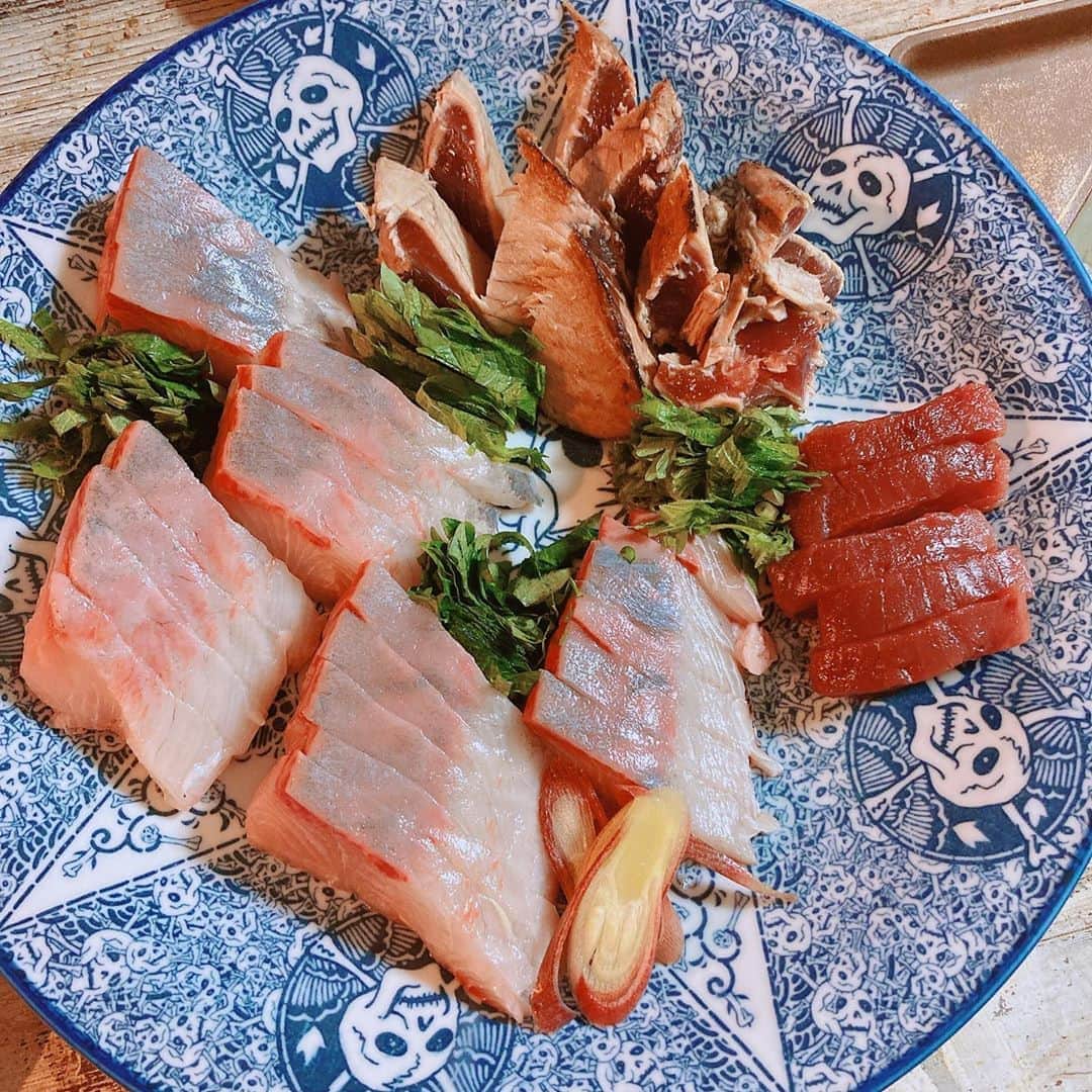 柳下毅一郎のインスタグラム：「高知かわうそ市場からお取り寄せのカンパチとカツオたたき #quarantine #gourmet #amberjack #skipjack #かんぱち #かつおのたたき #kochi」