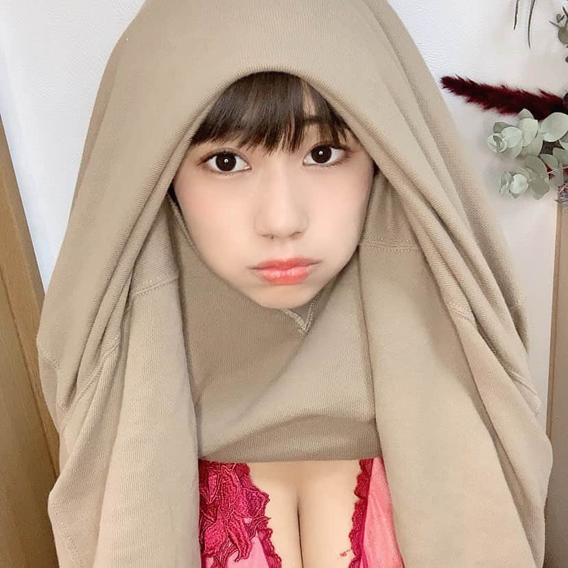 ななせ結衣のインスタグラム：「ちょっとよくわからない生物😈😈 . . . お気に入りのトレーナー👕👚 . #グラビア #グラビアアイドル #水着 #gravureidol #gravure #Japanesegirl #bikini #pinupgirl #seksi #sexyhot #被写体 #日本的 #偶像 #性感 #泳衣 #模特 #粉我 #模特 #萌 #그라비아 #그라비아아이돌 #수영복 #섹시 #ประเทศญี่ปุ่น #น่ารักจัง #เซ็กซี่ #お家グラビア」