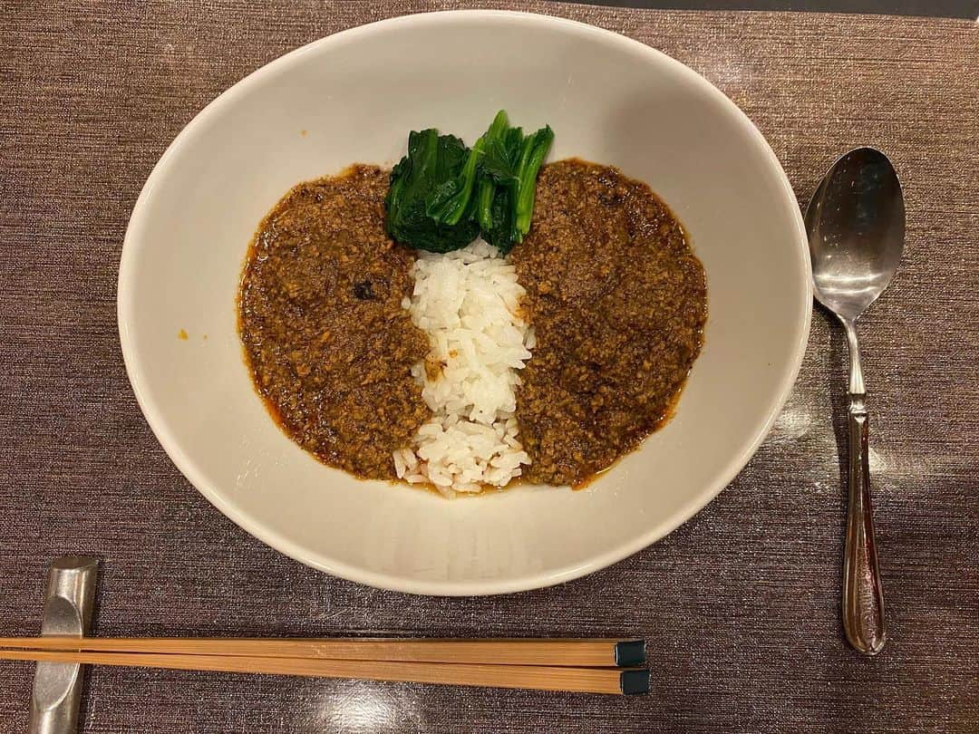 NAOTOさんのインスタグラム写真 - (NAOTOInstagram)「今日の晩ご飯は、シンガーソングライター浜端ヨウヘイくん作のラムキーマカレーを。 数日前、車でレトルトカレーをUber NAOTOしたら、御礼に自作のカレーを頂きました。 ラムの旨みと洗練されたスパイスのバランスは、大阪のスパイスカレーにありがちな、too muchなスパイス過多ではなく、 挽肉の細かさや、食感における日本人らしい繊細さと、奥ゆかしいスパイス加減は、もはや高級なフランス料理のソースに通ずる域でした。 もはや、専門店を超える味に大満足でした。 ヨウヘイくん、ありがとう❗️ #カレー部 #カレー情報局 #浜端ヨウヘイ」6月4日 21時03分 - naoto_poper