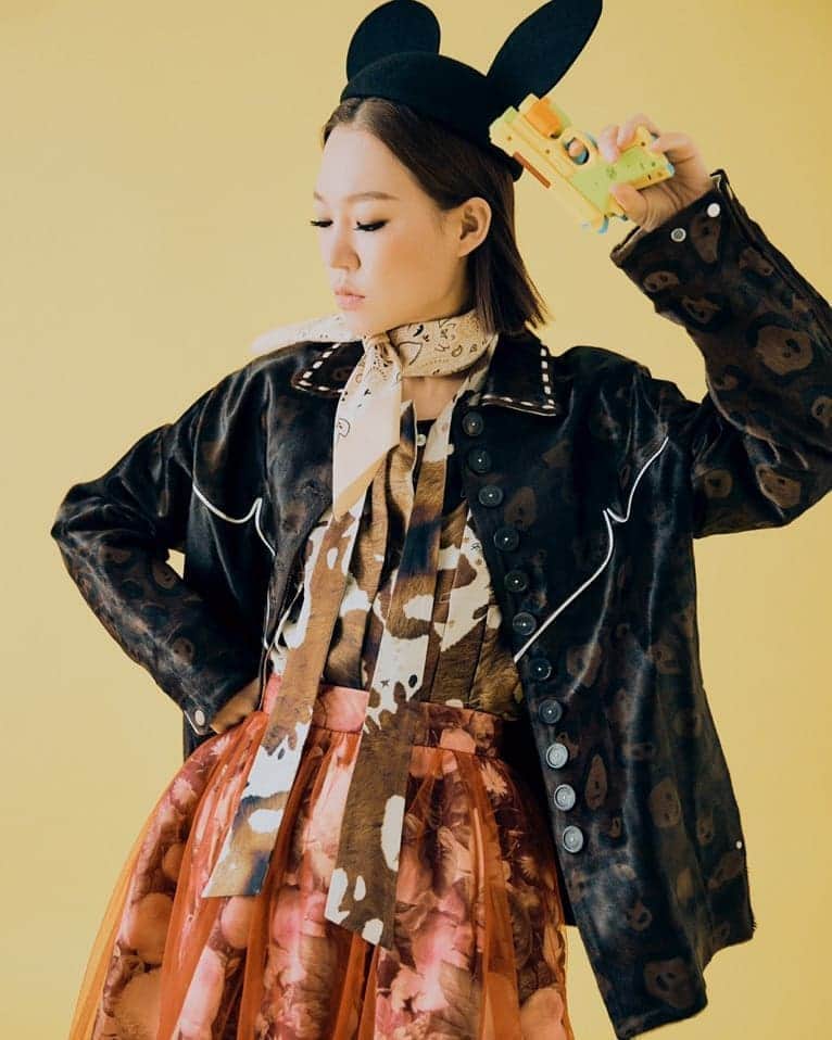 ハン・イェリのインスタグラム：「#Voguekorea 6월호 B컷 Photo by 김선혜」