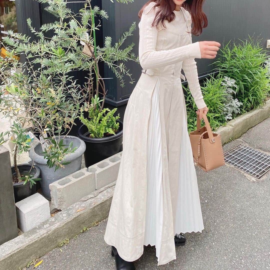 のインスタグラム：「﻿ お気に入りのワンピース🕊﻿ ﻿ 岡山県産のデニムを使ってるから﻿ すごく柔らかくて着心地が良いし﻿ プリーツのデザインも可愛くて大好き☺︎﻿ ﻿ ﻿ ﻿  #casafline#ootd#dresscode#studious#rosebud#fashion#fashiongram#whitecode#fukuokapics#followbacks#ootdfashion#instagoodday#outfitoftheday」