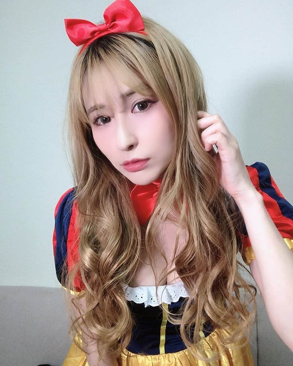 有馬綾香のインスタグラム：「髪を切るとあるあるであって欲しいのだが長い時が恋しくなる。。 （切って2日）  スーパーロング金髪楽しかったなぁ😇」