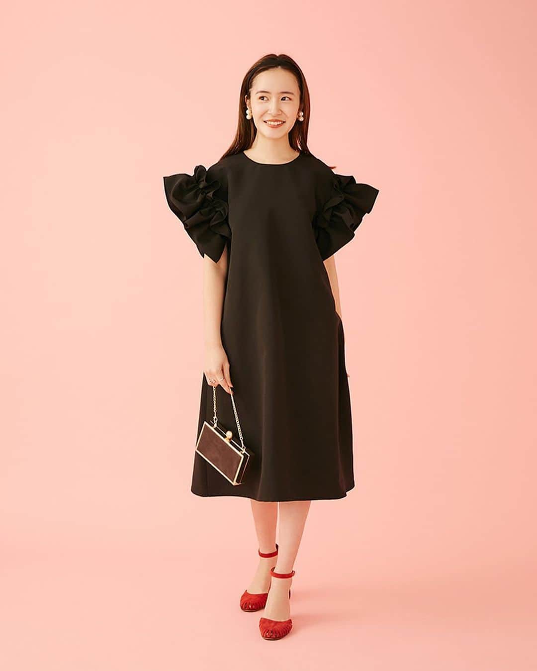 ビームスさんのインスタグラム写真 - (ビームスInstagram)「"BLACK DRESS" by BEAMS SALON  @beamssalon_official @natsumi_sanjouba  シックなブラックドレスは、いつだって女性の味方。ブラックドレスを纏うとなぜか気分までぐっと引き締まる。カラーで飾らない分、ヘアやメイクの質感までしっかり見えます。とっておきの場で、このドレスがあなたの自信になりますように。  https://www.beams.co.jp/beamssalon/feature/black-dress/  #beamssalon #ビームスサロン #お呼ばれ #ドレス #wedding #dress」6月4日 21時08分 - beams_official