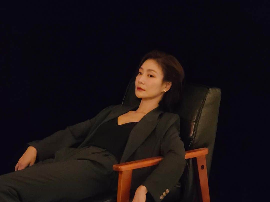 パク・ヒョジュのインスタグラム：「오늘 아침 촬영 전 샵에서 김이나 작사가님을 보았다 “진짜 왕 팬입니다!!” 외쳤다 정말 요새 제일 좋아하는 여성_ 넘 행복했음 오늘 촬영은 잘 될수밖에 없다  #운수좋은날」
