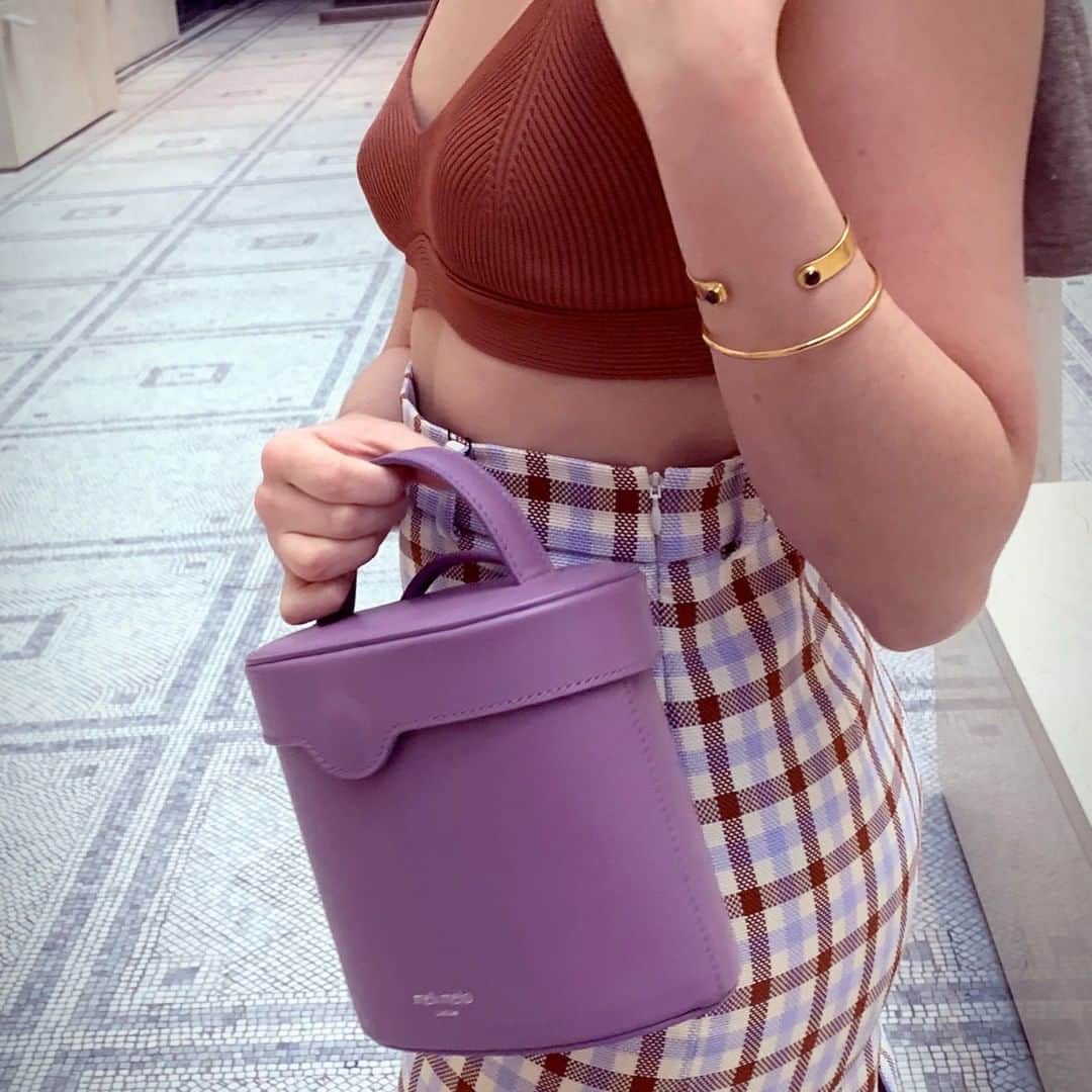 のインスタグラム：「Did you know you can hold the kitty bag in your hand and extend the long strap to wear it cross body 💿⛓⠀⠀⠀⠀⠀⠀⠀⠀⠀ #melimelo #melimelobags #style #bag #bags #s #classicbag #classic #wardrobestaple #madeinitaly #timeless #a #understated #itbag」