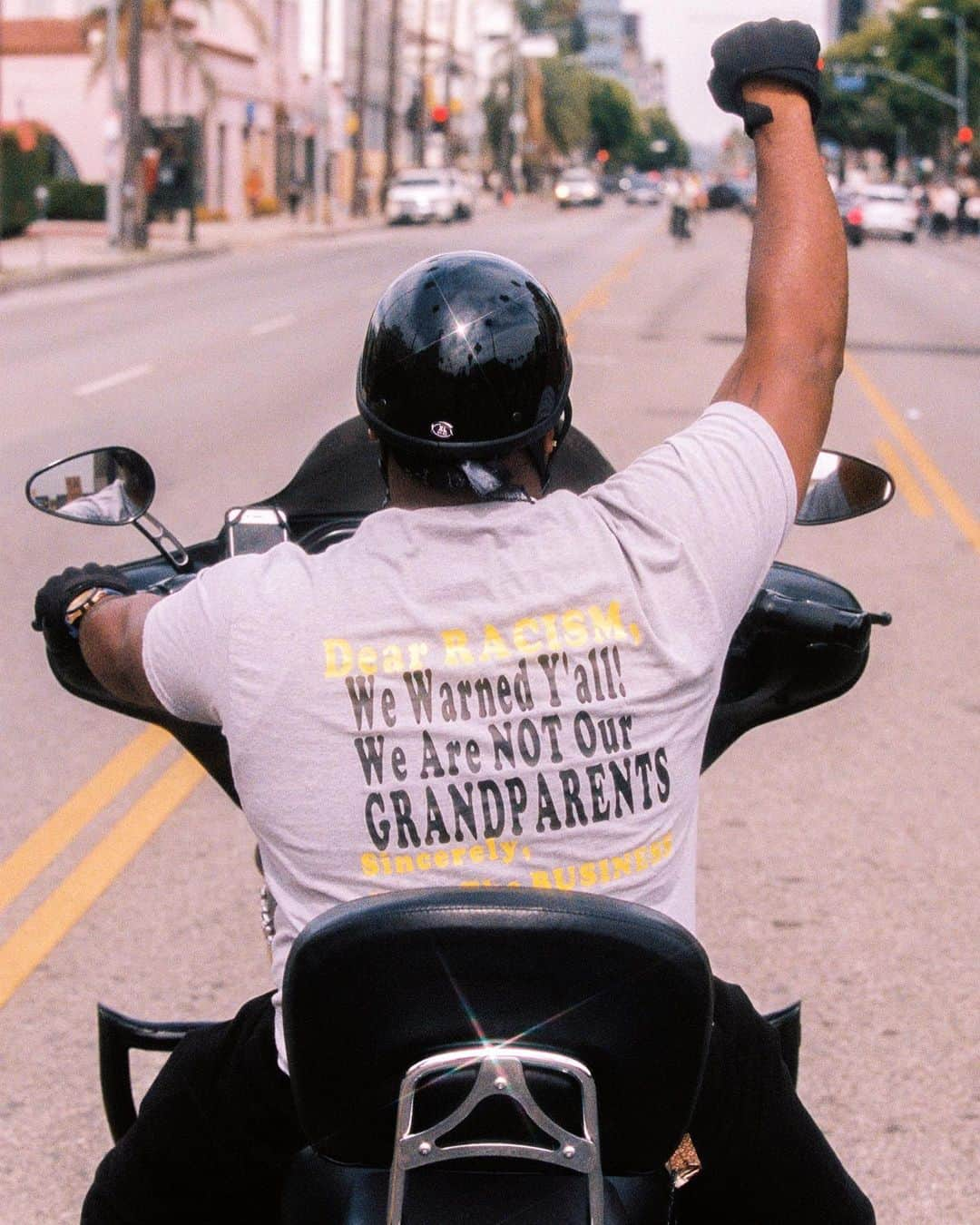 Bryant Eslavaさんのインスタグラム写真 - (Bryant EslavaInstagram)「/ here are some photos i took at the protest in hollywood ❤️ - i added a link in my bio on how you can support #blacklivesmatter」6月5日 7時04分 - bryant