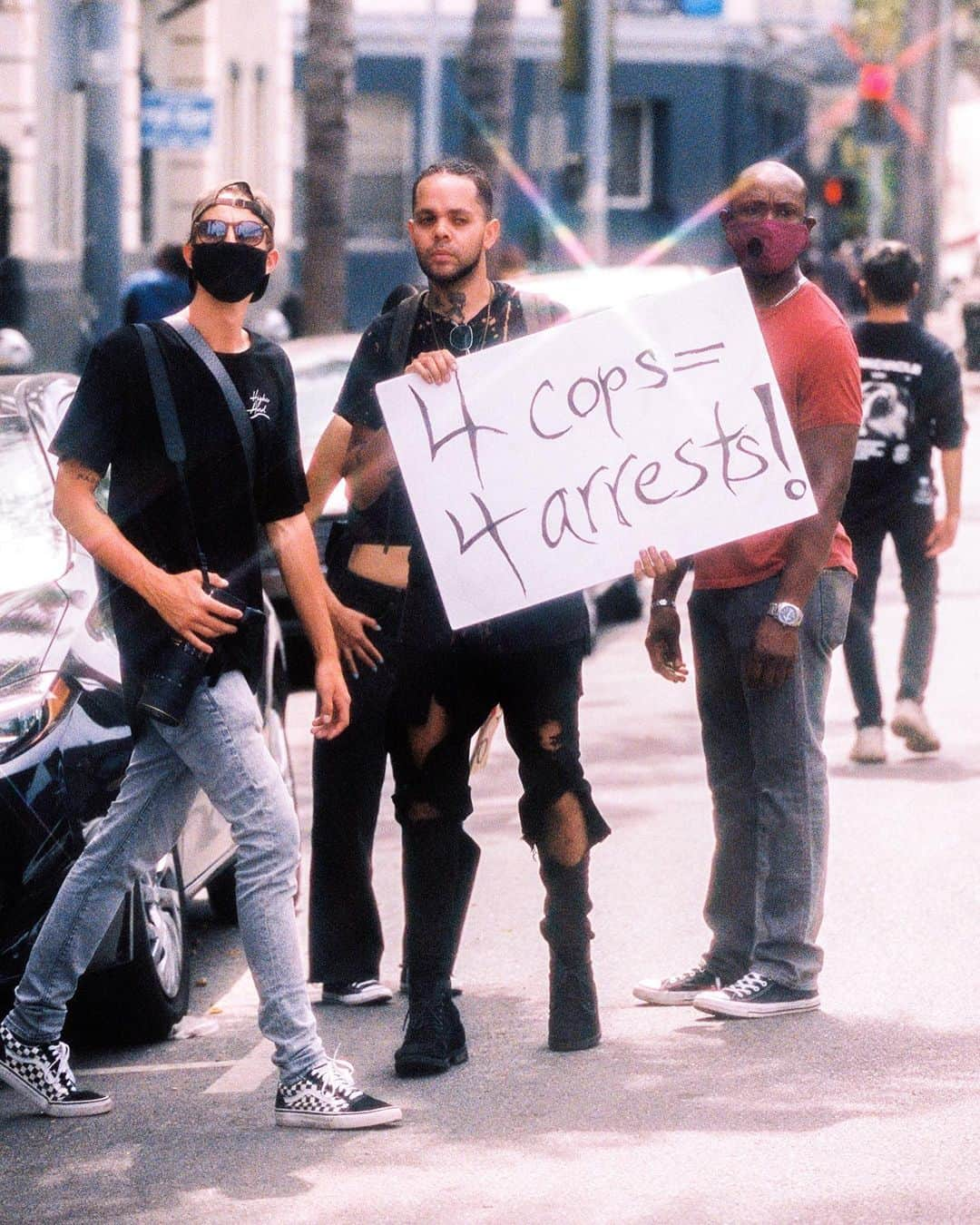 Bryant Eslavaさんのインスタグラム写真 - (Bryant EslavaInstagram)「/ here are some photos i took at the protest in hollywood ❤️ - i added a link in my bio on how you can support #blacklivesmatter」6月5日 7時04分 - bryant