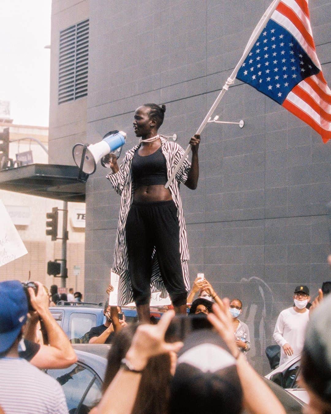 Bryant Eslavaさんのインスタグラム写真 - (Bryant EslavaInstagram)「/ here are some photos i took at the protest in hollywood ❤️ - i added a link in my bio on how you can support #blacklivesmatter」6月5日 7時04分 - bryant