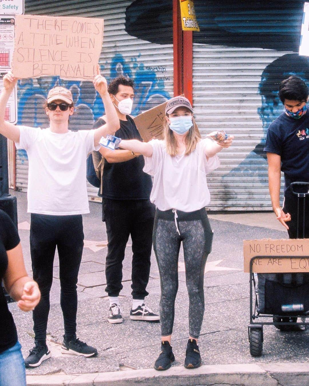 Bryant Eslavaさんのインスタグラム写真 - (Bryant EslavaInstagram)「/ here are some photos i took at the protest in hollywood ❤️ - i added a link in my bio on how you can support #blacklivesmatter」6月5日 7時04分 - bryant