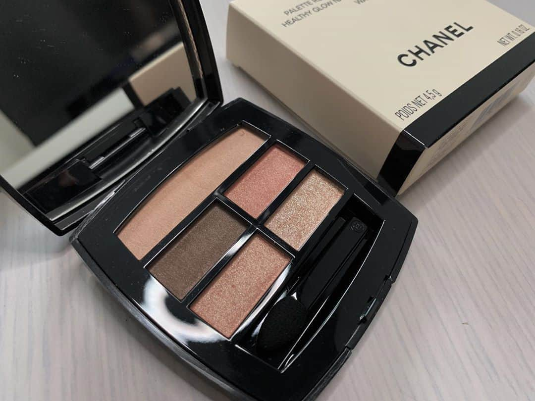 朱音のインスタグラム：「CHANEL 'Summer Of Glow'  Les Beiges 2020 Collection "Warm"  久しぶりに即決してしまったCHANEL夏季限定アイシャドウ🥀 今日発売！YouTubeにも載せたのでみてください〜。 #chanel #chanelcosmetics #lesbieges #warm #2020 #シャネル #ウォーム #アイシャドウ #샤넬 #샤넬코스메틱 #샤넬아이섀도우 #아이섀도우 #아이섀도우팔레트」