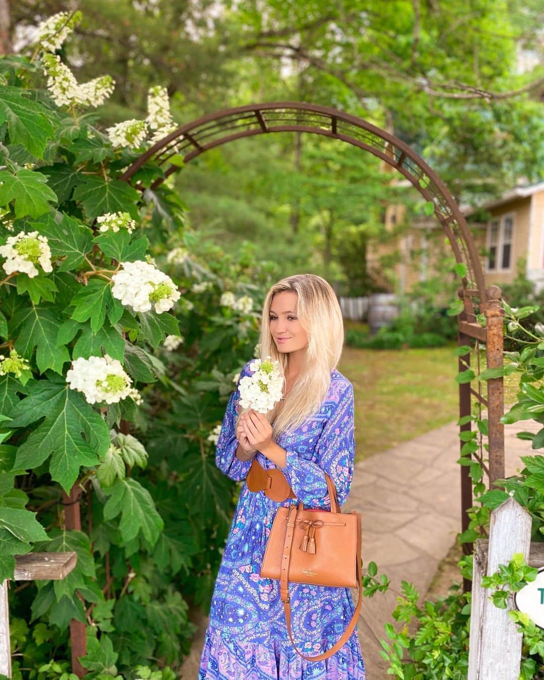 サシャ・カリスのインスタグラム：「Dance. Smile. Giggle. Marvel. TRUST. HOPE. LOVE. WISH. BELIEVE. Most of all, enjoy every moment of the journey, and appreciate where you are at this moment. 💝」