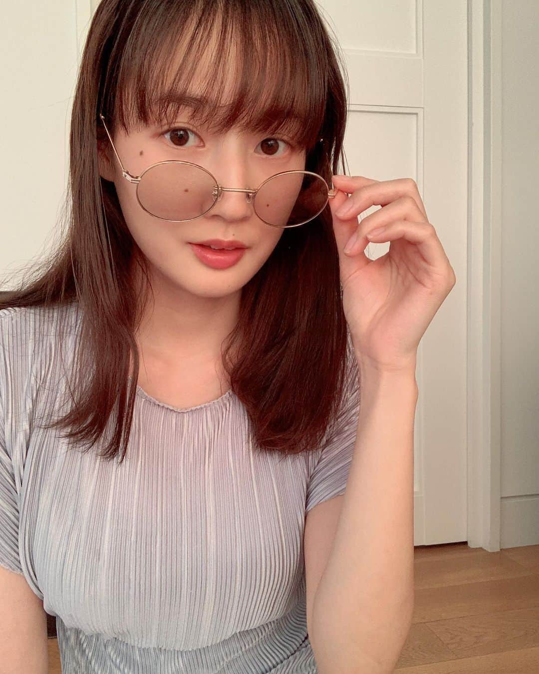 高嶋香帆のインスタグラム：「昨日はインスタライブのご視聴有難うございました💓 ワインを飲みながらお話ししたから、 テンション上がって自分が何を話し出すか予想もつかず、ドキドキ感がありました🤣笑 またやりますね🥂💓 . 日差しも強くなってきたので、サラッとおしゃれに付けられる まる眼鏡型のサングラス、凄くお気に入りです💓 . お散歩行く時にとても便利👏✨ . @zoff_eyewear  @windandsea_wear  #zofftakashikumagai」