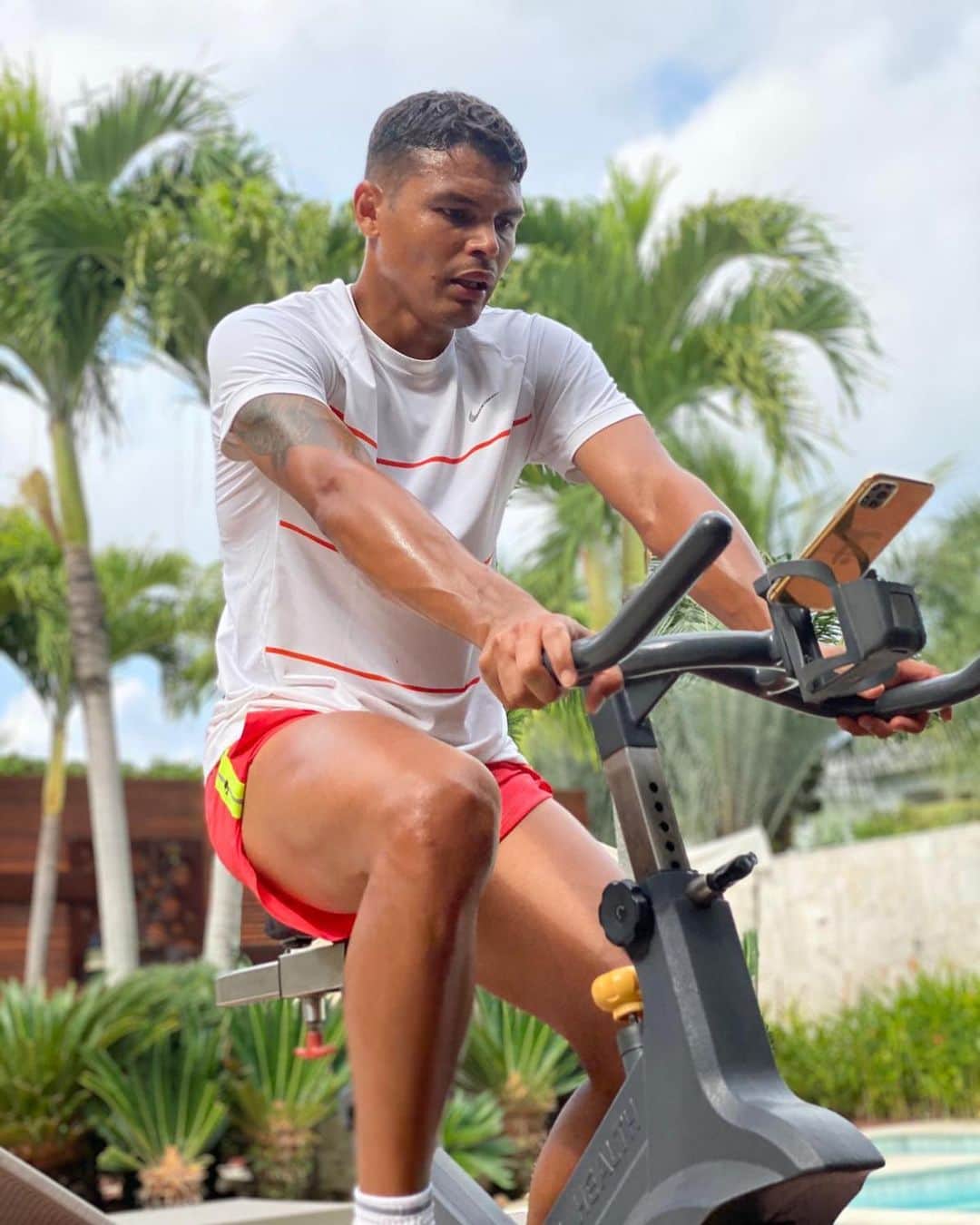チアゴ・シルヴァのインスタグラム：「🇧🇷 Mantenha o foco no seu objetivo, centralize a força para lutar e utilize a fé para vencer sempre!!! Força @fredguedes9 , vc é um exemplo pra juventude. 🇫🇷 Restez concentré sur votre objectif, centralisez vos forces pour combattre et utilisez la foi pour toujours gagner !!! Soit fort @fredguedes9 , tu es un exemple pour les jeunes. 🇺🇸 Stay focused on your goal, centralize your strength to fight and use faith to always win !!! Stay strong @fredguedes9 , you are a huge exemple for the youth. • • • #ThiagoSilva #TS3 #FamiliaSilva #CoronaOut #StopCorona #restecheztoi #jesuischezmoi #restezchezvous #fiqueemcasa #fiquememcasa #ficaemcasa #euficoemcasa #stayhome #stayathome #restezalamaison #yomequedoencasa #riodejaneiro #brasil #pedalando #bicicleta #bike #vélo #garra #determinação #motivação #vaitepegar #tourdoFred」