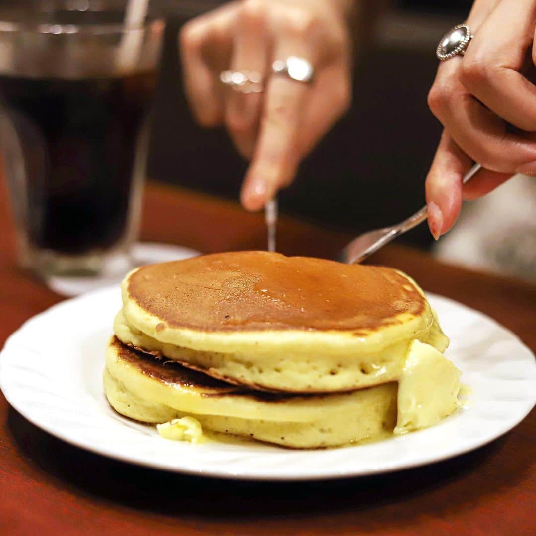 きょん。さんのインスタグラム写真 - (きょん。Instagram)「. .  喫茶サンシャイン  成形されていないからこそ 毎回焼き上がりの形は違うくて その影響で テーブルに届きたい数秒後に いつもバターが傍に落ちるのだけど 中までしっかり バターインしているのが サンシャインホットケーキの魅力。  #喫茶サンシャイン #osaka#breakfast#sweets」6月5日 7時36分 - kyon_tokiiro