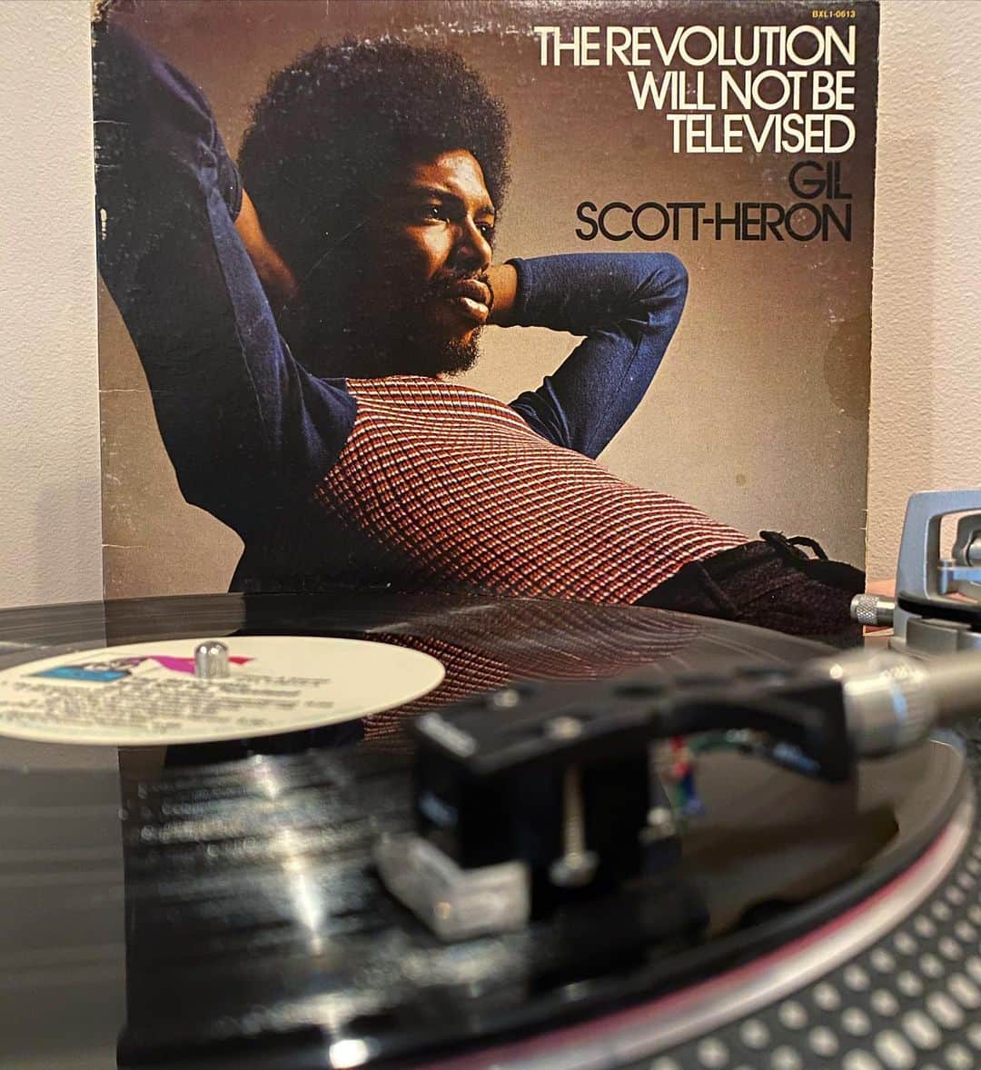 メイヤー・ホーソーンのインスタグラム：「During tonight’s Wine & Vinyl Hour I’ll be encouraging donations to the NAACP Legal Defense & Education Fund and I will personally match up to $5,000! See you all at 6PDT (link in bio). Let’s sip some grapes and do what it takes. ❤️」