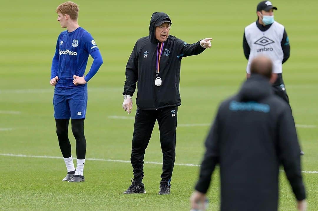 カルロ・アンチェロッティのインスタグラム：「Working Safely. Good training session and preparing our return.」